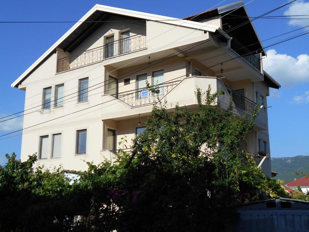 奧赫里德的住宿－克斯坦盧斯基旅館，白色的建筑,旁边设有阳台