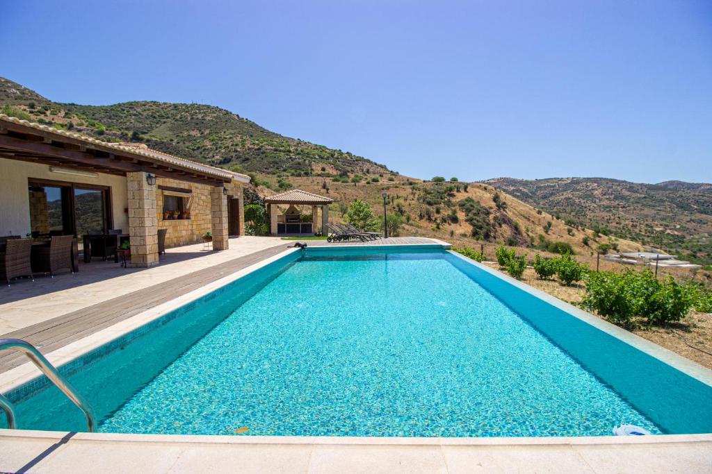 Afbeelding uit fotogalerij van River View (4 bedroom villa) in Paphos