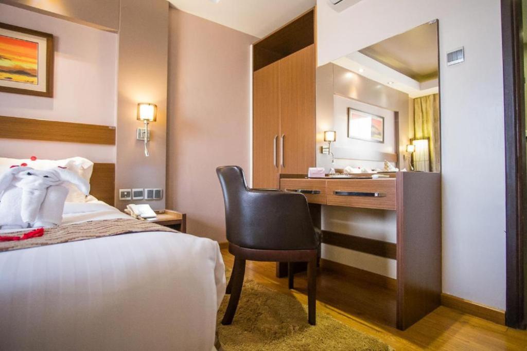 Postel nebo postele na pokoji v ubytování Ngong Hills Hotel