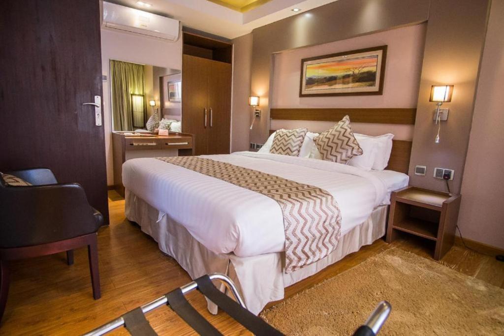 Postel nebo postele na pokoji v ubytování Ngong Hills Hotel