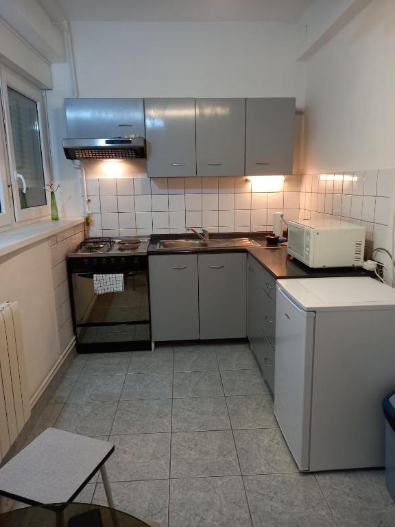Kuchyňa alebo kuchynka v ubytovaní Apartman Mislav. Udoban apartman u centru grada.