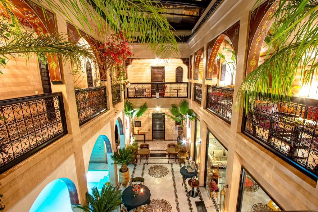 uma vista sobre um átrio do hotel com palmeiras em Dar Anika em Marraquexe