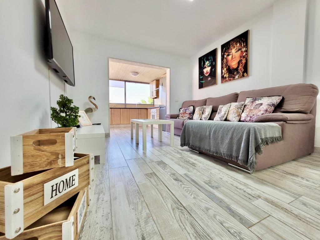 salon z kanapą i telewizorem w obiekcie CristianPlaya Attic w mieście Los Cristianos