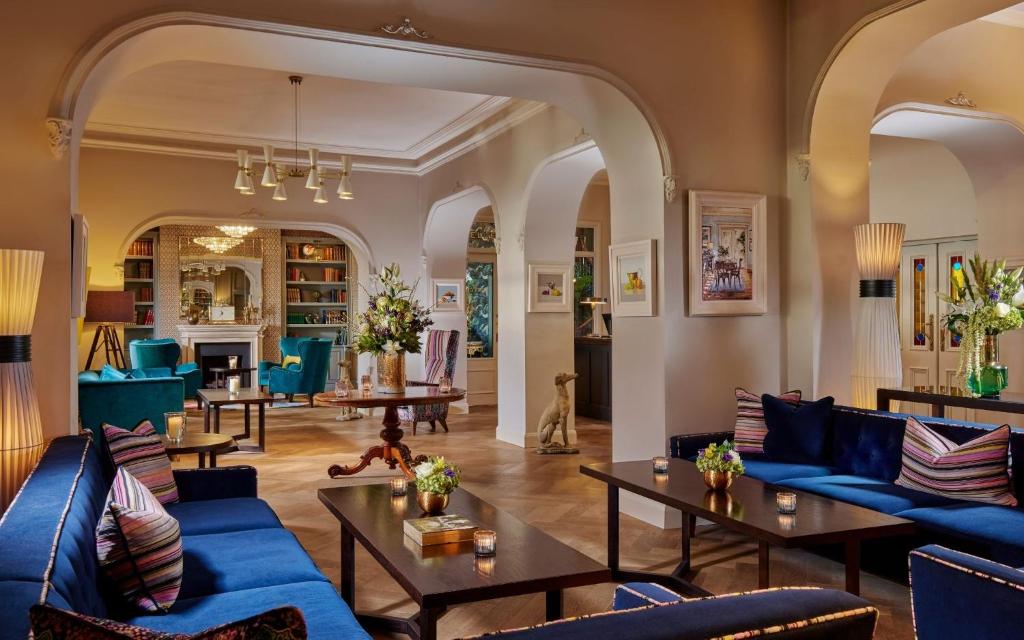 Posezení v ubytování The Montenotte Hotel