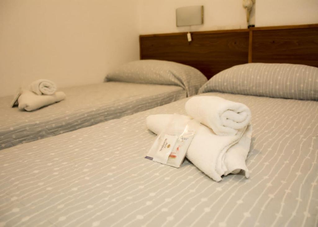 duas camas com toalhas por cima em Hotel Montreal em Mar del Plata
