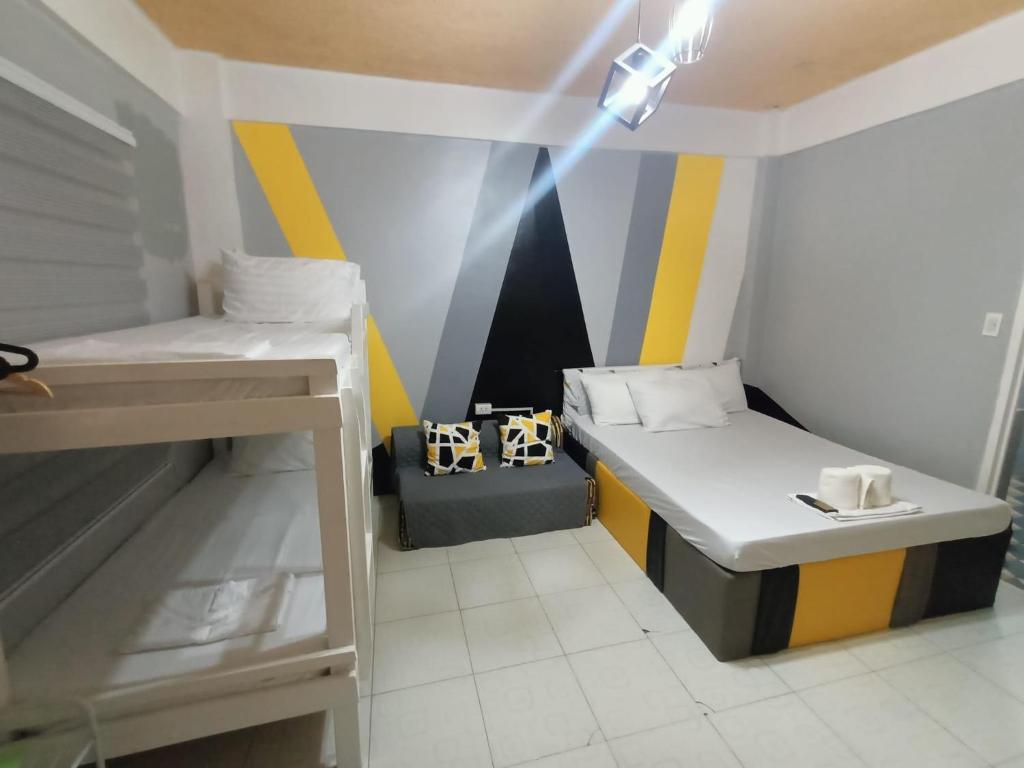 Habitación pequeña con 2 literas y mesa. en DJCI Apartelle with kitchen n bath 105-104, en Cabanatúan