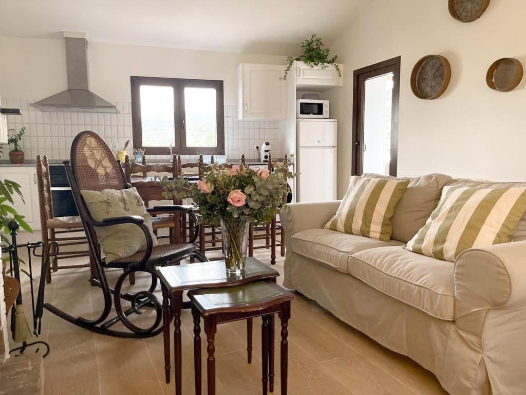 een woonkamer met een bank en een tafel bij La Figuera in Vilafames