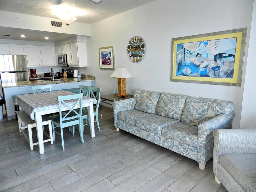 sala de estar con sofá y mesa en 4th Floor 3 BR Resort Condo Direct Oceanfront Wyndham Ocean Walk Resort Daytona Beach 411, en Daytona Beach