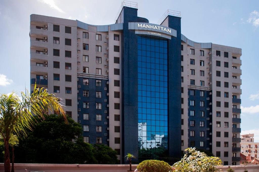 a large building with a large clock on the side of it at Manhattan Porto Alegre by Mercure in Porto Alegre