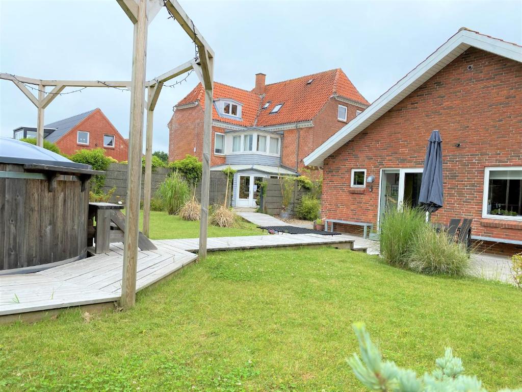 Zahrada ubytování Hyggeligt byhus ved glasværkstedet på Nordmors