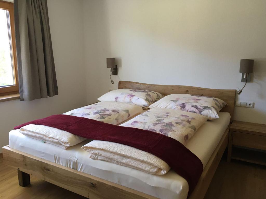 ein Schlafzimmer mit einem Bett mit zwei Kissen darauf in der Unterkunft Ferienwohnung Trattner in Bramberg am Wildkogel