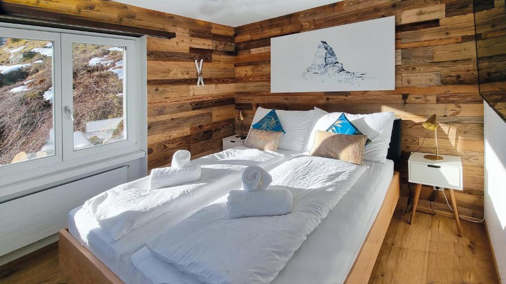 Postel nebo postele na pokoji v ubytování Mattertal Lodge