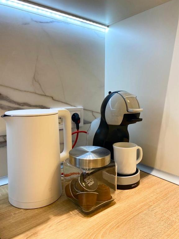 Příslušenství pro přípravu čaje a kávy v ubytování Grand de Luxe Residence Lviv