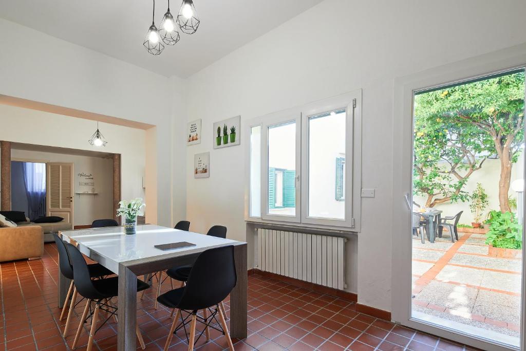 salon ze stołem i krzesłami w obiekcie ✦ GARDEN HOUSE IN CENTRO - FREE PARKING ✦ w mieście Livorno