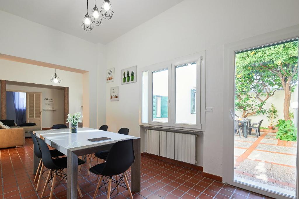un soggiorno con tavolo e alcune sedie di ✦ GARDEN HOUSE IN CENTRO - FREE PARKING ✦ a Livorno