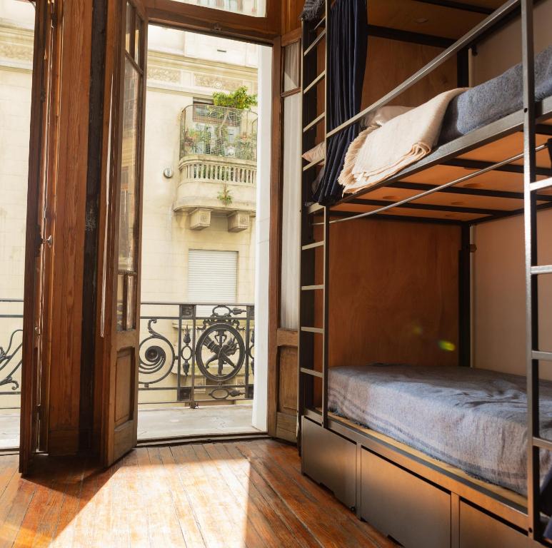 um quarto com uma varanda com beliches em bill and bill hostel em Buenos Aires