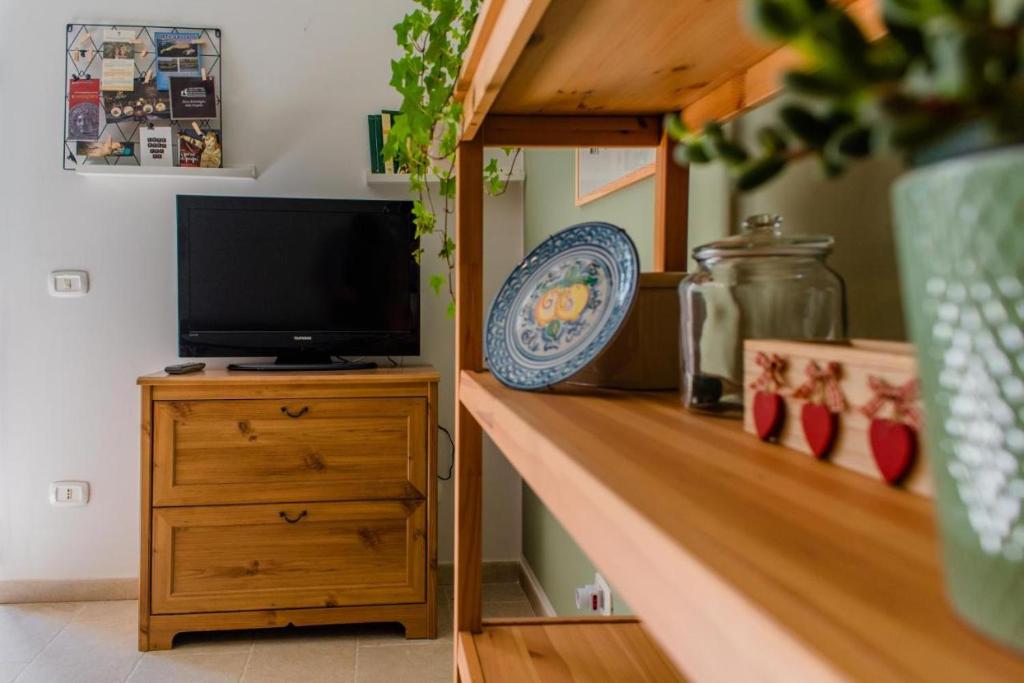 Televízia a/alebo spoločenská miestnosť v ubytovaní Civico Dieci Holiday Home