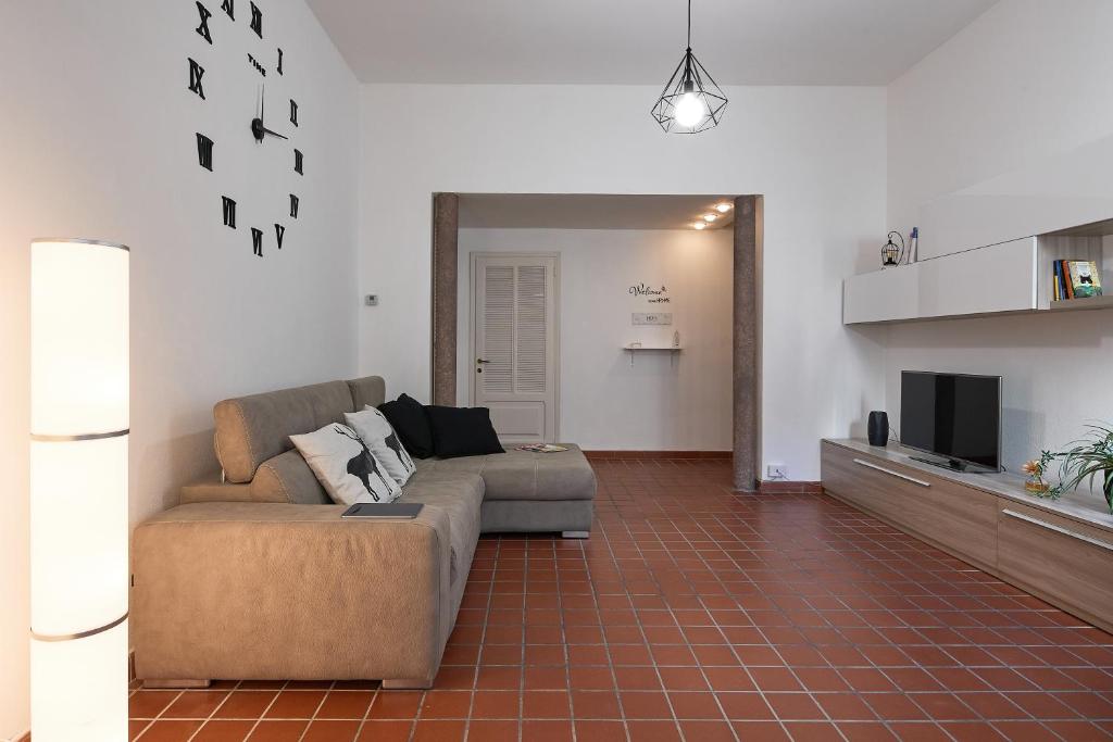 salon z kanapą i telewizorem w obiekcie ✦ GARDEN HOUSE IN CENTRO - FREE PARKING ✦ w mieście Livorno