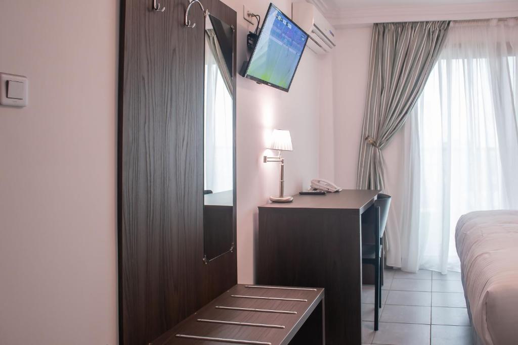 TV a/nebo společenská místnost v ubytování FAYA Hotel