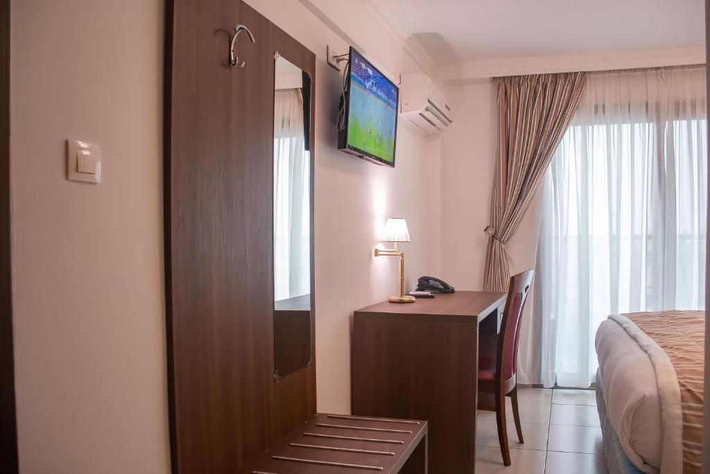 TV a/nebo společenská místnost v ubytování FAYA Hotel