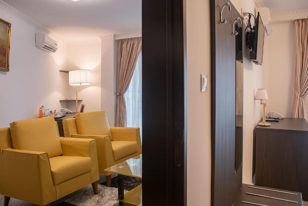 TV a/nebo společenská místnost v ubytování FAYA Hotel