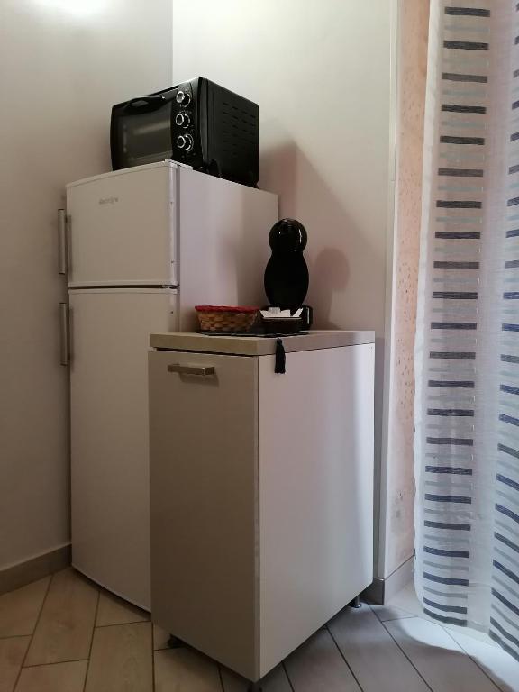 A kitchen or kitchenette at Al Blu Ortigia Apartments