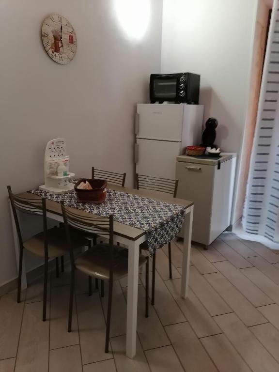 A kitchen or kitchenette at Al Blu Ortigia Apartments