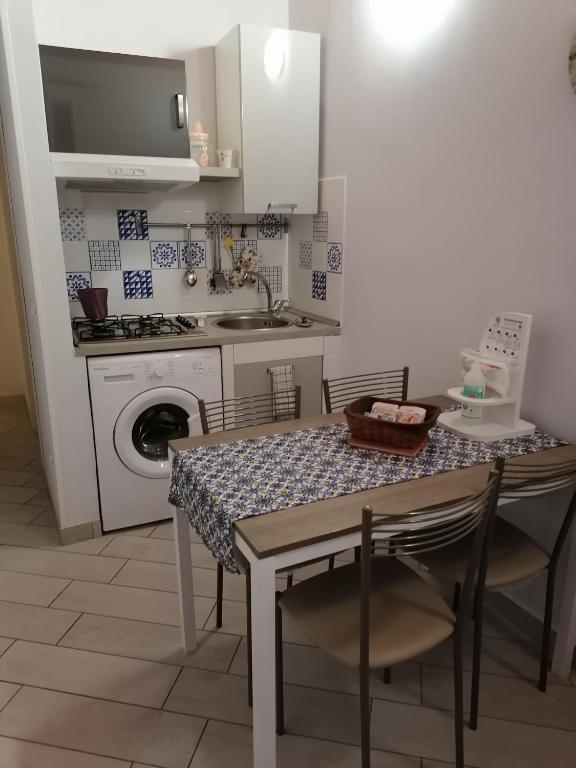 A kitchen or kitchenette at Al Blu Ortigia Apartments