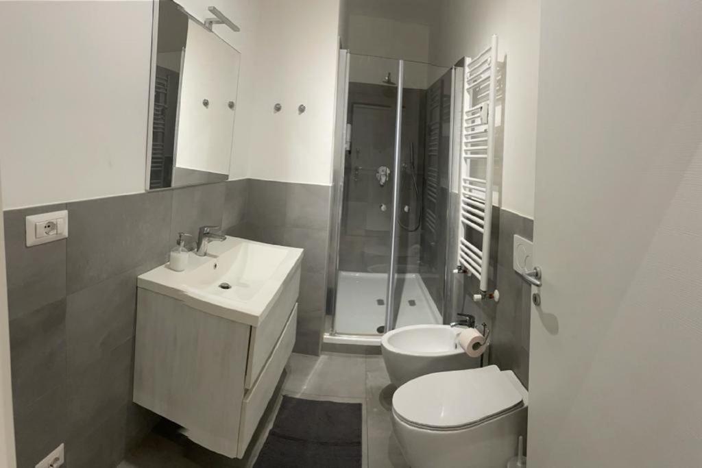 Ein Badezimmer in der Unterkunft Jr Suite MM3 Repubblica -Stazione-Centro Direz- C3