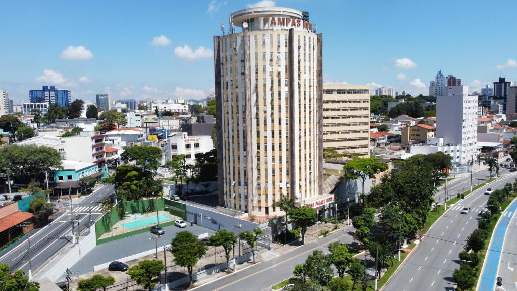 Blick auf eine Stadt mit einem hohen Gebäude in der Unterkunft Pampas Palace Hotel in São Bernardo do Campo