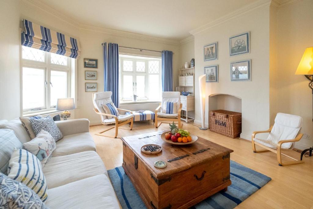 奧爾德堡的住宿－The Old Bakery - Aldeburgh Coastal Cottages，客厅配有沙发和桌子