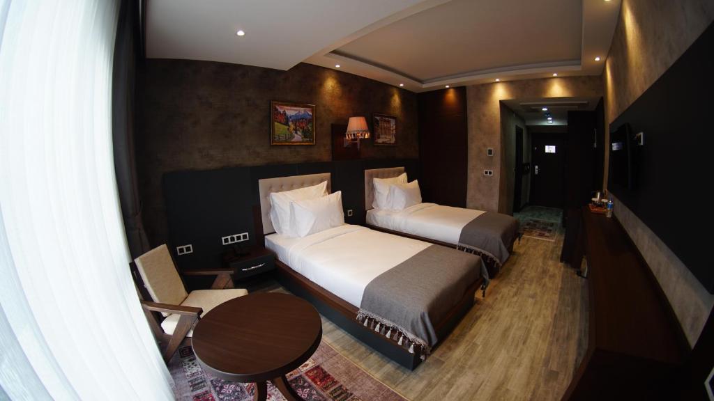 Postel nebo postele na pokoji v ubytování Kahra Otel