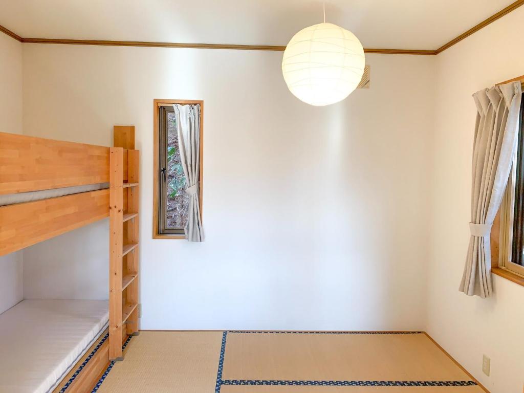 a bedroom with a bunk bed and a lamp at La Colina Retreat - Vacation STAY 07206v in Madarao Kogen