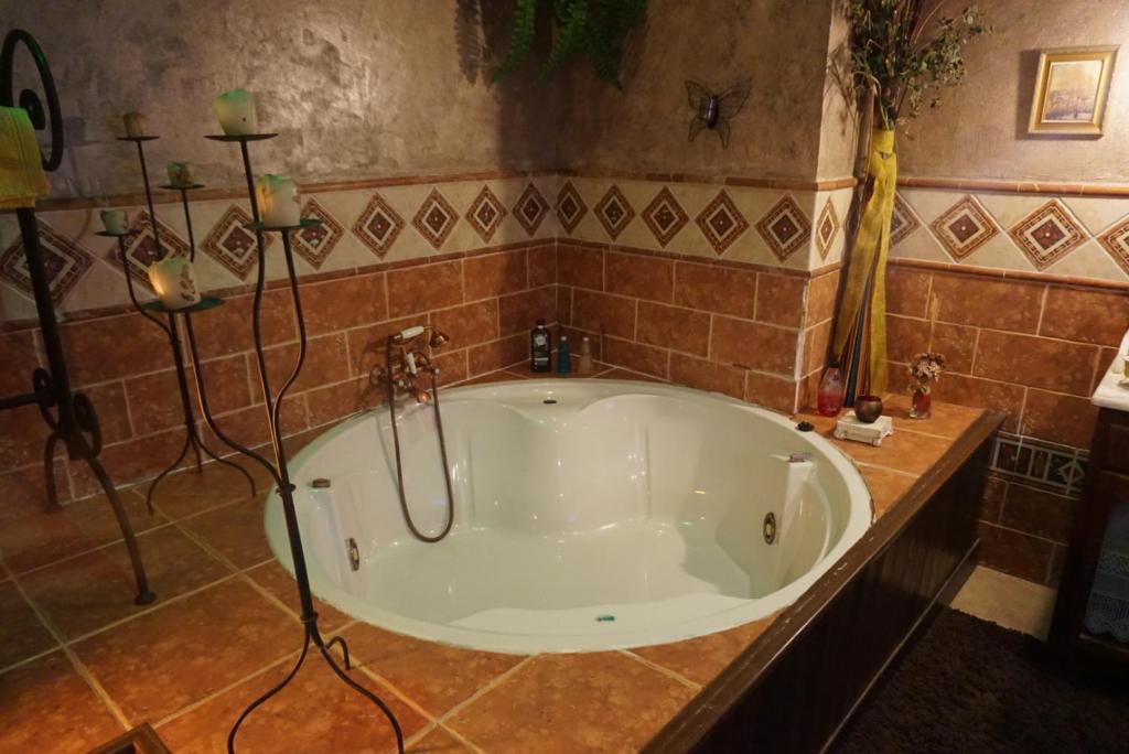 Lantica Roccia - Jacuzzi privado en la habitación en Manzanares el Real