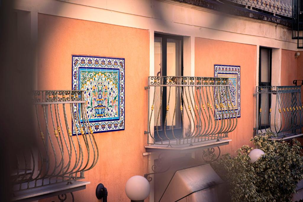 a wall with a mosaic tile on it at Hotel Villa Romeo in Catania