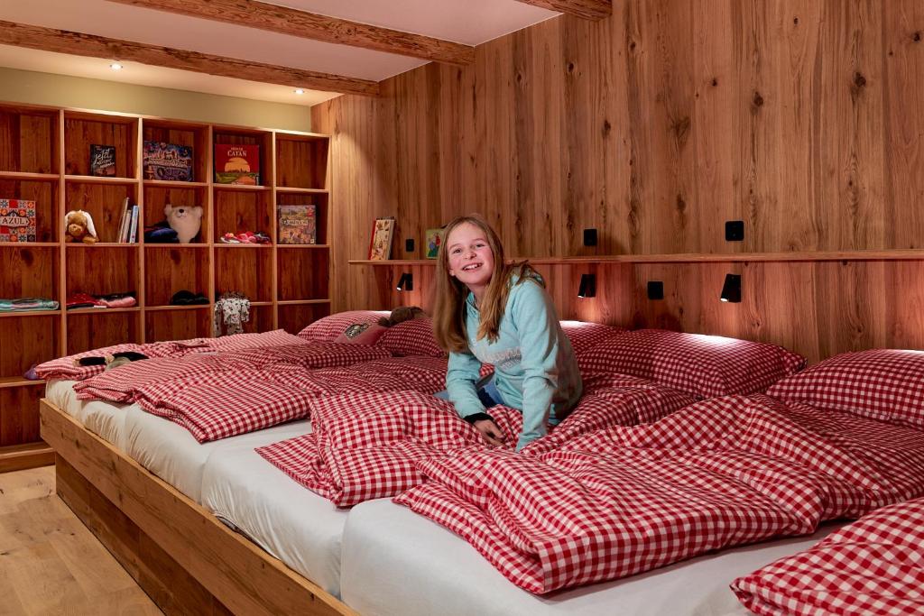 Postel nebo postele na pokoji v ubytování Berghaus Schröcken - Hotel Apartments Spa