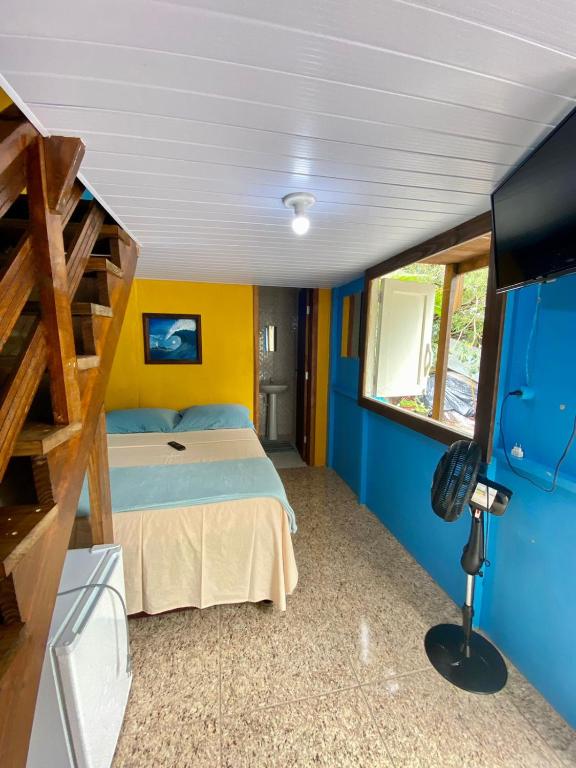 Uma TV ou centro de entretenimento em Pousada & Camping Tubarão