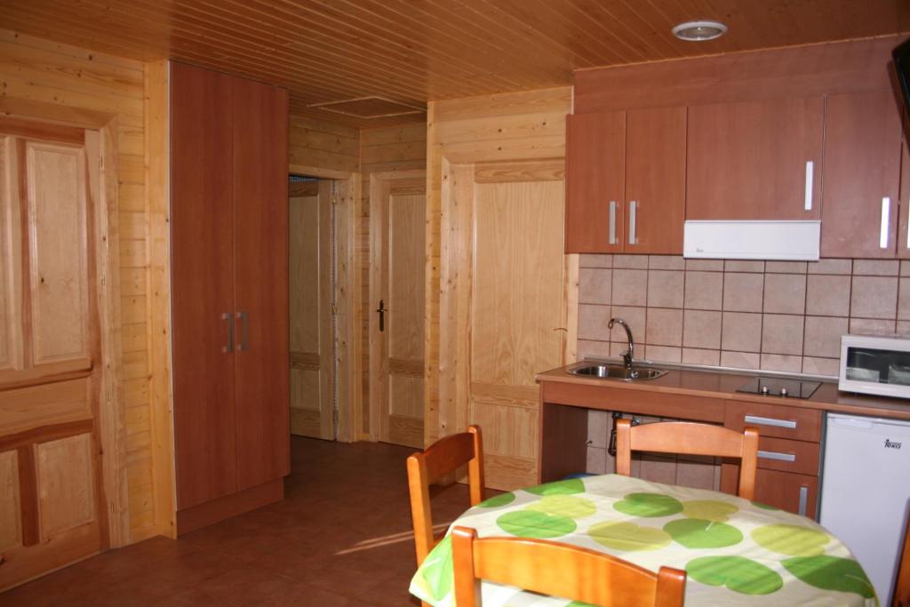 Kuchyň nebo kuchyňský kout v ubytování Bungalows Laspaúles