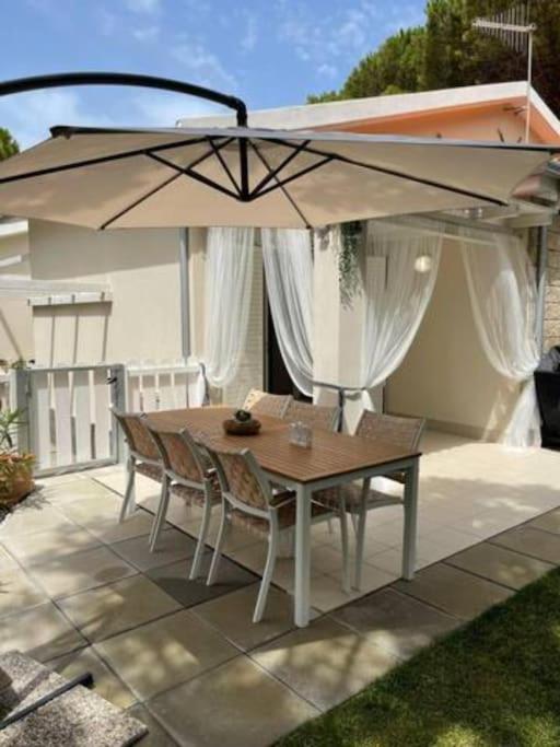 Patio lub wspólna przestrzeń na świeżym powietrzu w obiekcie Zaffiro casa vacanze al mare