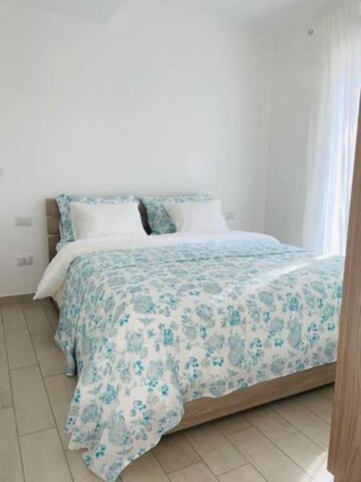 Łóżko lub łóżka w pokoju w obiekcie Zaffiro casa vacanze al mare