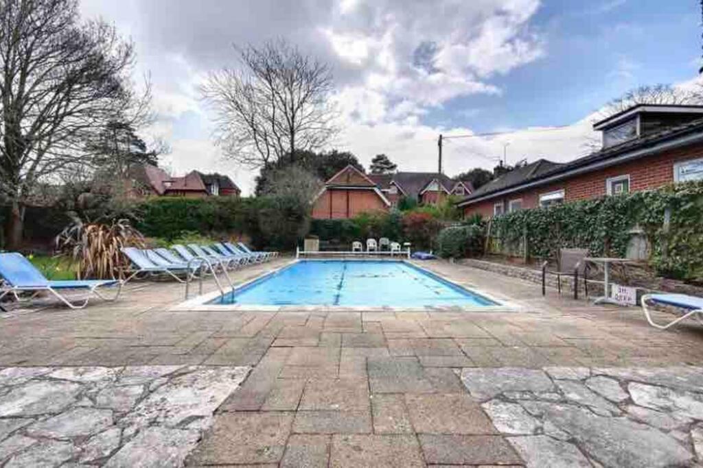 Arncott - Large Studio Flat with Outdoor Pool