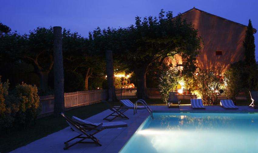 Bazén v ubytování Hôtel Le Mas des Grès & Restaurant Sous les Platanes nebo v jeho okolí