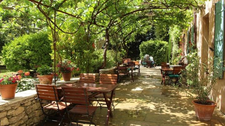 Zahrada ubytování Hôtel Le Mas des Grès & Restaurant Sous les Platanes