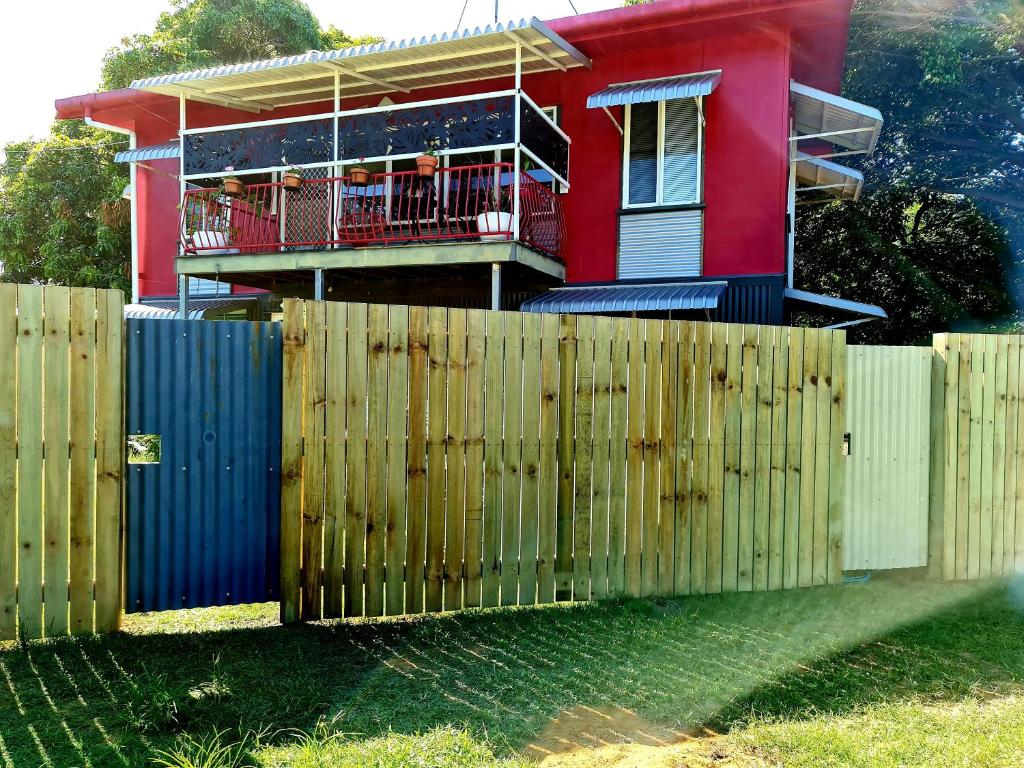 een hek voor een huis met een hek bij Armies apartment in Sarina