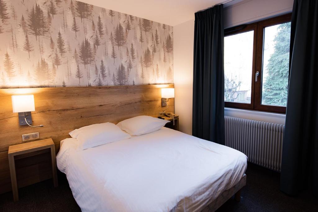 Postel nebo postele na pokoji v ubytování L'AO Hôtel & Restaurant L'Aigle d'Or