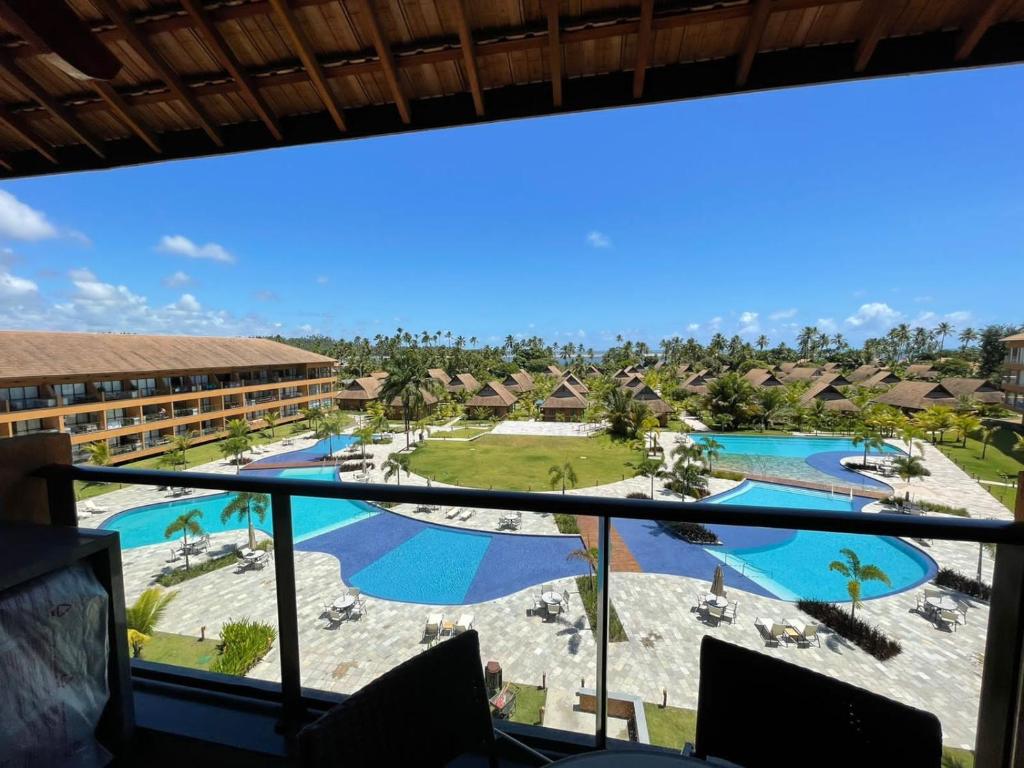 塔曼達雷的住宿－Flat 208 Eco Resort Carneiros，从度假村的阳台上可欣赏到游泳池的景色