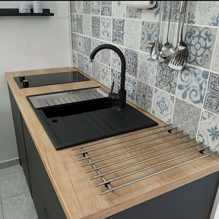 Kuchyňa alebo kuchynka v ubytovaní Studio in Dramalj 42063