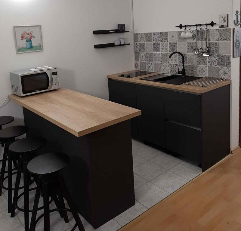Kuchyňa alebo kuchynka v ubytovaní Studio in Dramalj 42063