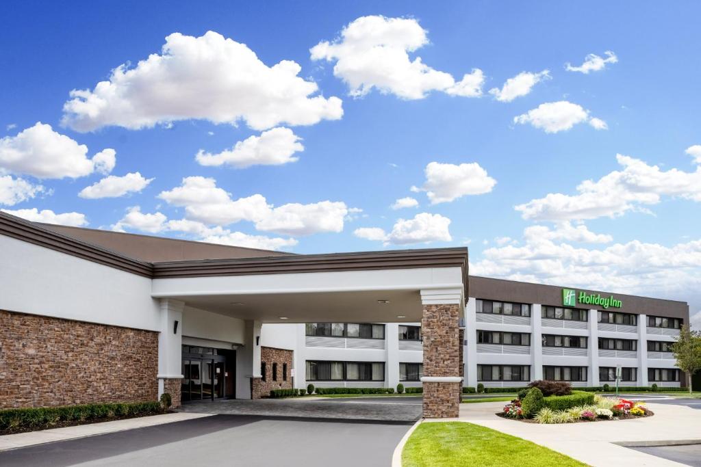 een weergave van een ziekenhuisgebouw bij Holiday Inn - Long Island - ISLIP Arpt East, an IHG Hotel in Holtsville