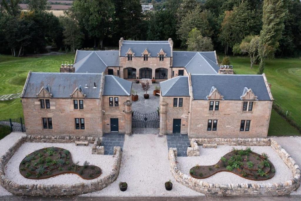 Zahrada ubytování Stunning Edinburgh 1820s stables converted house